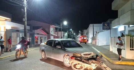 Imaruí / Acidente deixa motociclista ferido após colisão com carro na noite desta sexta, no Centro da cidade