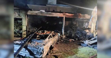 Imbituba / Após princípio de incêndio em Mustang, fogo destrói dois carros e garagem 