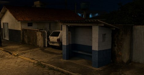 Imbituba : Casal é preso em ponto de ônibus usando roupas furtadas de loja