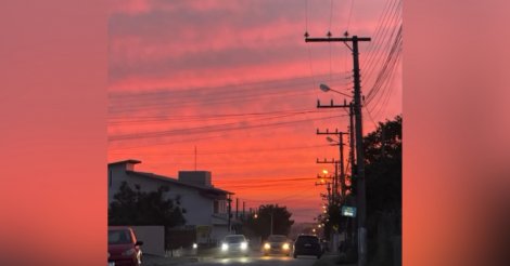 Imbituba / Céu rosa chama atenção de moradores durante pôr do sol 