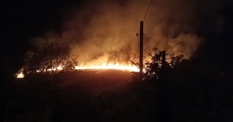 IMBITUBA / grande incêndio atinge área de vegetação no bairro Paes Leme