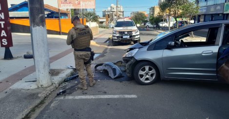 Imbituba / Mulher sofre mal súbito e bate carro de frente em poste, na tarde deste sábado, em pleno Centro da cidade