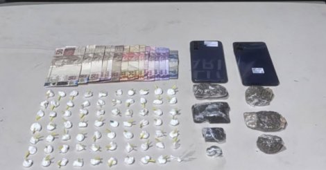 IMBITUBA / Polícia fecha ponto de tráfico em praia e apreende cocaína, haxixe e dinheiro