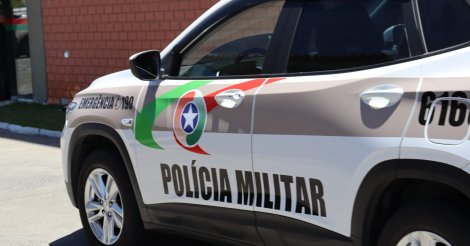 IMBITUBA / Polícia Militar prende em flagrante suspeito de tráfico de drogas em bar na cidade/menor envolvido também é apreendido