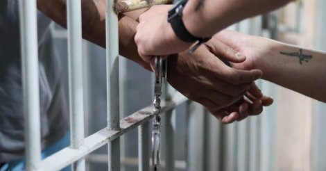 Imbituba / Traficante é preso com porções de cocaína, balanças de precisão e quase R$ 2,8 mil em dinheiro em casa