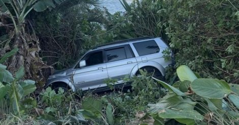 IMBITUBA / Caminhonete cai em barranco e deixa motorista ferido na Praia do Rosa