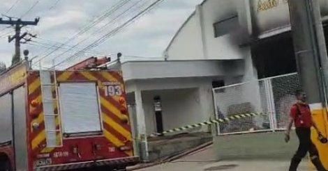 Incêndio atinge auto elétrica no bairro Humaitá em Tubarão