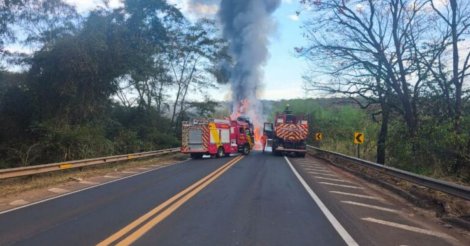 Incêndio atinge carreta-cegonha com BYD’s 0km e destrói toda a carga na BR-364