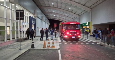 Incêndio atinge Multihospital de Florianópolis, fecha unidade e deixa 11 pessoas intoxicadas