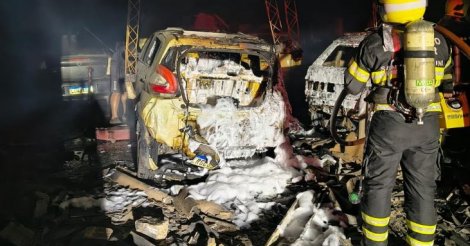 Incêndio atinge oficina e destrói cinco veículos