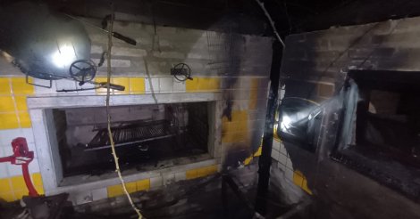 Incêndio destrói cozinha de estabelecimento comercial durante a madrugada