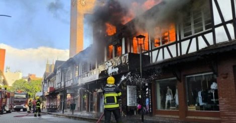 Incêndio destrói prédio histórico no Centro de Blumenau