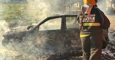 Incêndio destrói veículo no pátio de igreja em Gravatal