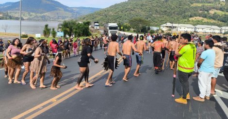 Indígenas bloqueiam SC-155 em protesto contra decreto que anula demarcações