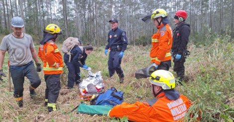 Jovem sofre grave ferimento na perna ao usar motosserra durante corte de árvores