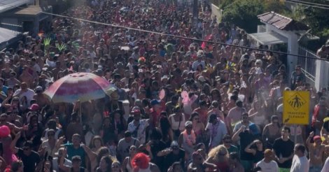 LAGUNA  Bloco da Pracinha de Laguna reúne mais de 200 mil foliões em grande festa