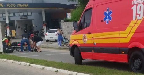 LAGUNA / Colisão entre carro e moto deixa mulher ferida, no Centro