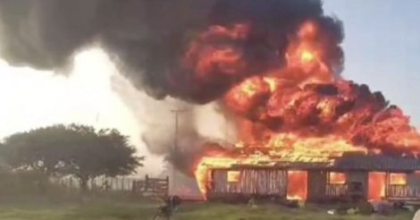 Laguna / Galpão é destruído por incêndio na cidade