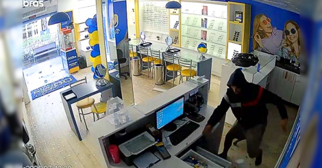 LAGUNA / Ladrão quebra porta de vidro de loja, pula balcão e furta caixa em plena luz do dia