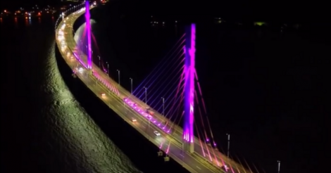 LAGUNA / Ponte Anita Garibaldi ganha iluminação rosa em apoio ao Outubro Rosa