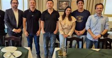 LAGUNA / Prefeito recebe em seu gabinete Sr. Lex, CEO da Eikto (empresa chinesa já instalada na cidade) 