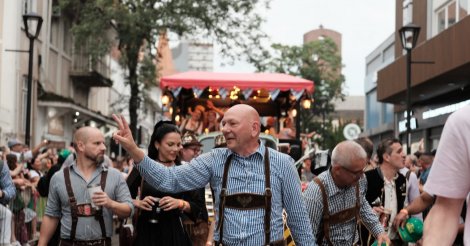 Luciano Hang marca presença em desfile da Oktoberfest Blumenau 2026