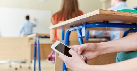 Lula sanciona projeto que limita uso de celulares nas escolas; veja o que muda com a nova norma