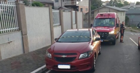 Madrasta afirma que esqueceu de levar criança encontrada morta em carro para creche em SC