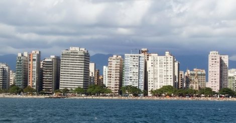 Mar avança e prédios entortam no Brasil: cidade terá R$ 200 mi do BNDES para se salvar até 2030