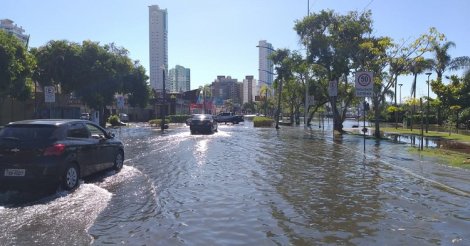 Maré sobe e água alaga ruas em Itajaí