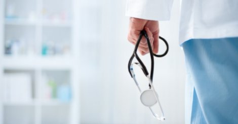 Médico é condenado a 8 anos de prisão por gravar pacientes nuas em SC; vítimas serão indenizadas