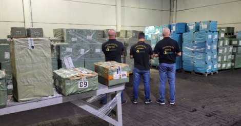 Megaoperação apreende quase meio milhão de produtos irregulares em porto