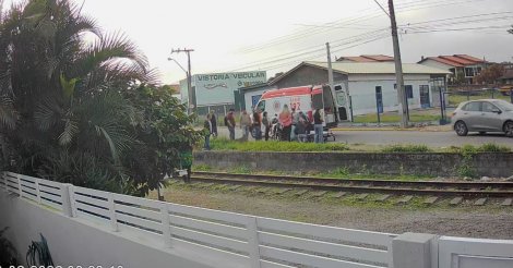 Menos de 48 horas após ferir criança/12 anos/pitbull ataca jovem/lado de escola em Imbituba/reacende alerta sobre cães de rua agressivos