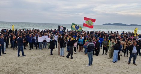 Milhares de pescadores fazem protesto em praia após o encerramento da pesca da tainha em SC