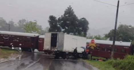 Morro da Fumaça: carreta colide em trem na Estação Cocal