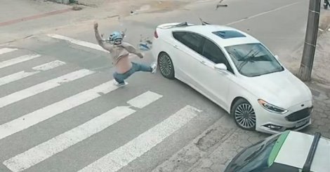 Motociclista é arremessado após bater na traseira de carro