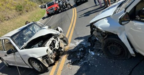 Motorista fica preso às ferragens após colisão frontal