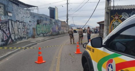 Motorista morre após caminhão enroscar em fios na Lagoa da Conceição, em Florianópolis