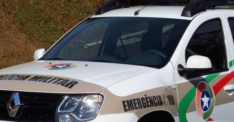 Mulher foge de abordagem da PM, é perseguida por vários quilômetros e detida em praia de Imbituba, após cair de moto