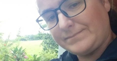 Mulher morre atropelada por ônibus escolar em estrada da região