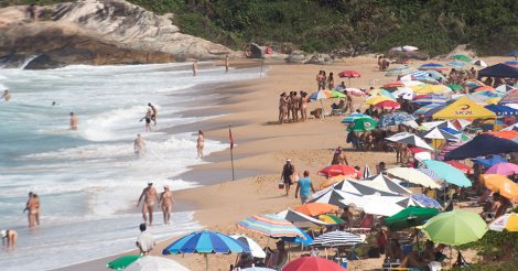 Mulher pede para não ser presa por topless em praia de SC e pedido é analisado pela Justiça