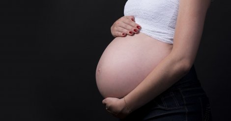 Mulher perde bebê no 9º mês após ser liberada de hospital com fortes dores e contrações em SC