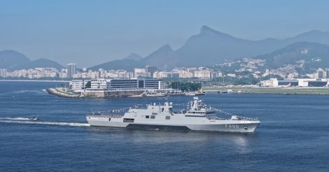 Navio de guerra construído em SC chega ao RJ para ser entregue oficialmente à Marinha