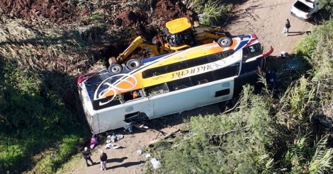 Ônibus c/ bailarinas paraguaias premiadas/matou quatro/tombou p/ excesso/velocidade/motorista/indiciado/homicídio culposo em SC