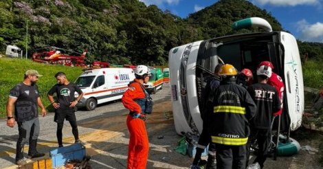 Ônibus com adolescentes a caminho do Beto Carrero World tomba e deixa feridos na SC-418