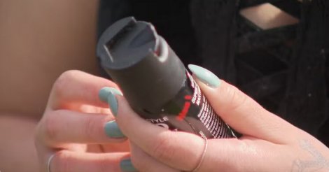 Nova lei em SC garante spray de pimenta gratuito para mulheres com medida protetiva