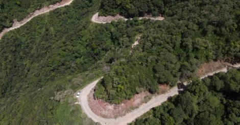 Obras de implantação asfáltica na Serra do Corvo Branco ultrapassam 30%