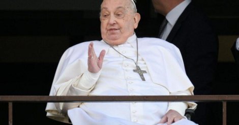 Papa Francisco acena para fiéis e deixa o hospital após quase 40 dias internado