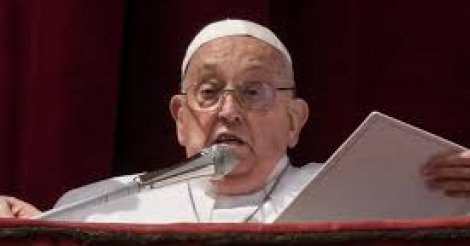 Papa Francisco apareceu no Domingo de Páscoa para dar a bênção aos fiéis
