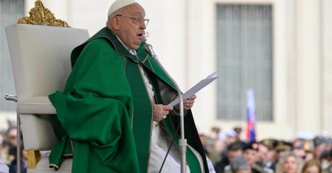 Papa Francisco interrompe discurso em missa devido a dificuldades respiratórias